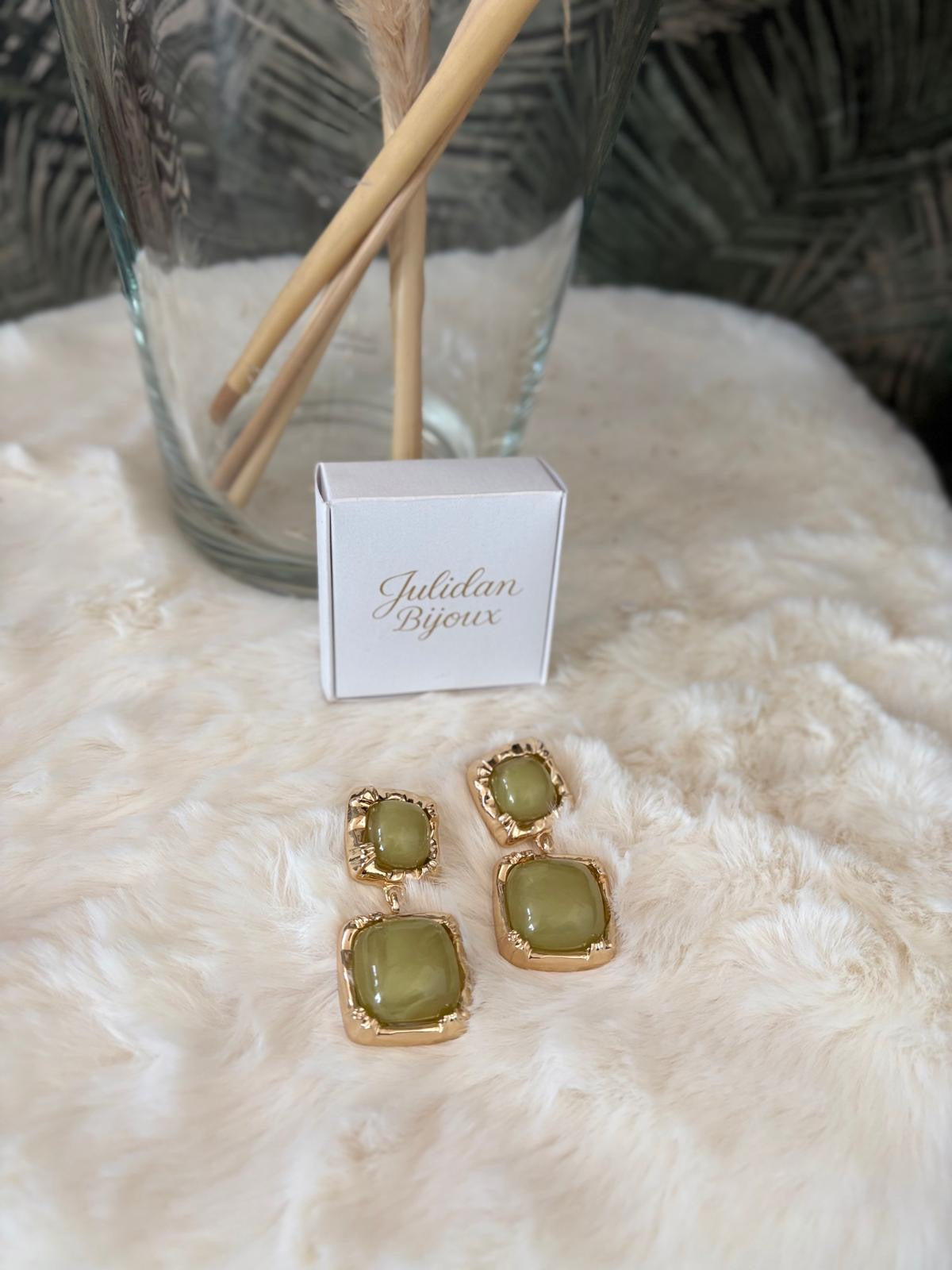 Orecchino a lobo con pietra incastonata