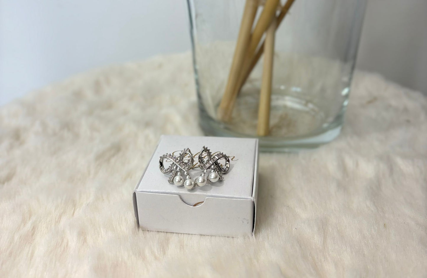 Orecchini fiocco con perline e strass