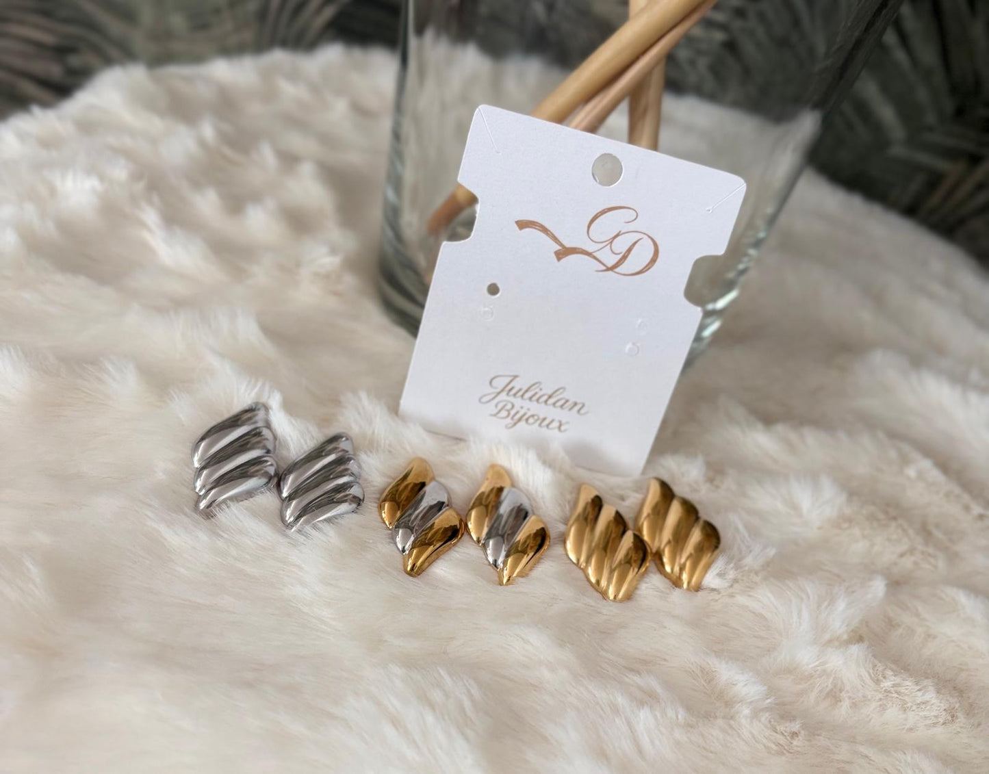 Orecchini a forma foglia con finitura metallica lucida