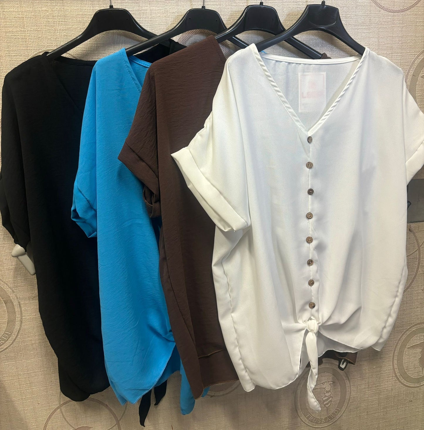 Camicia curvy con bottoncini e nodo