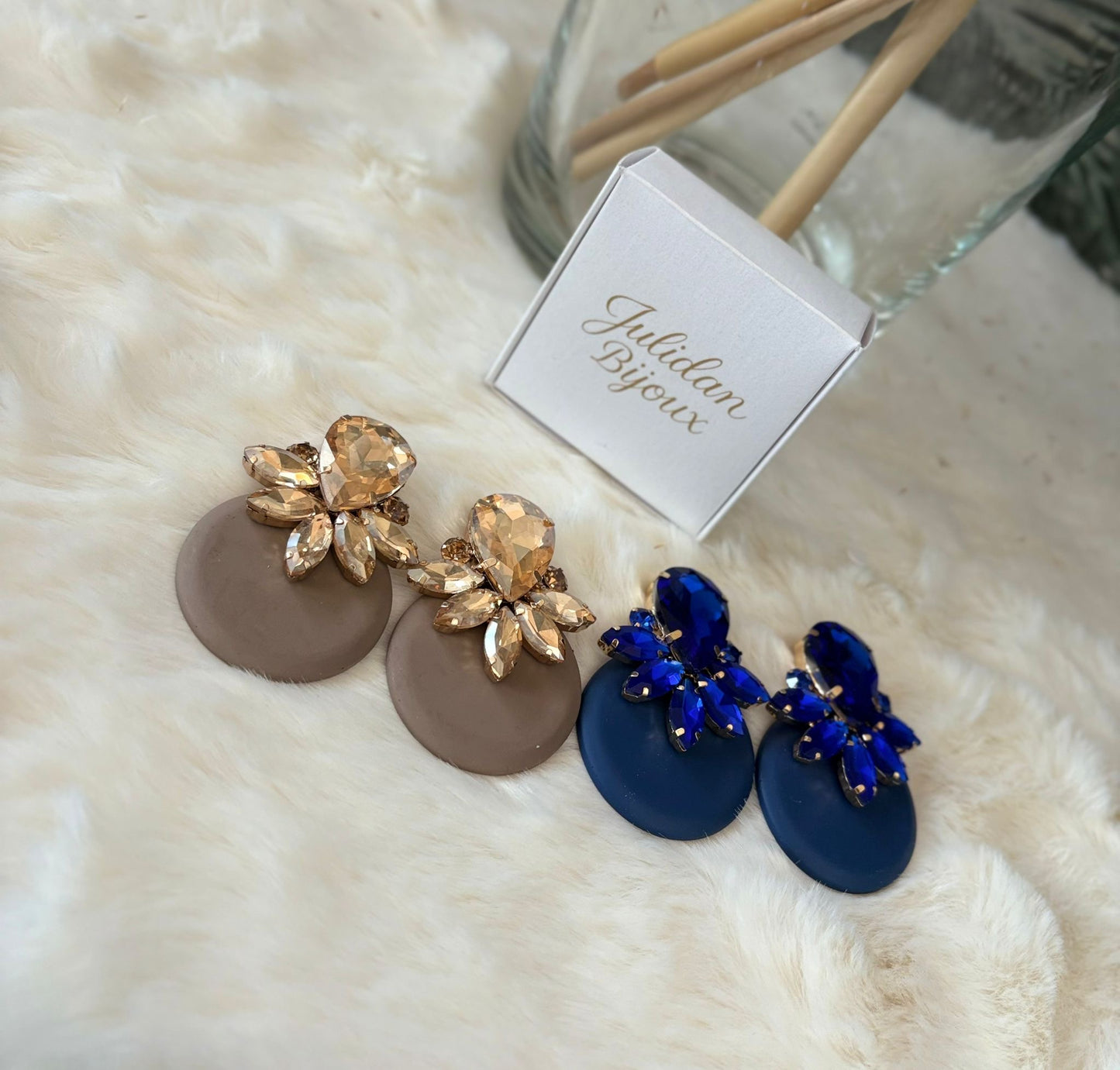 Orecchini pendente con pietre su base opaca