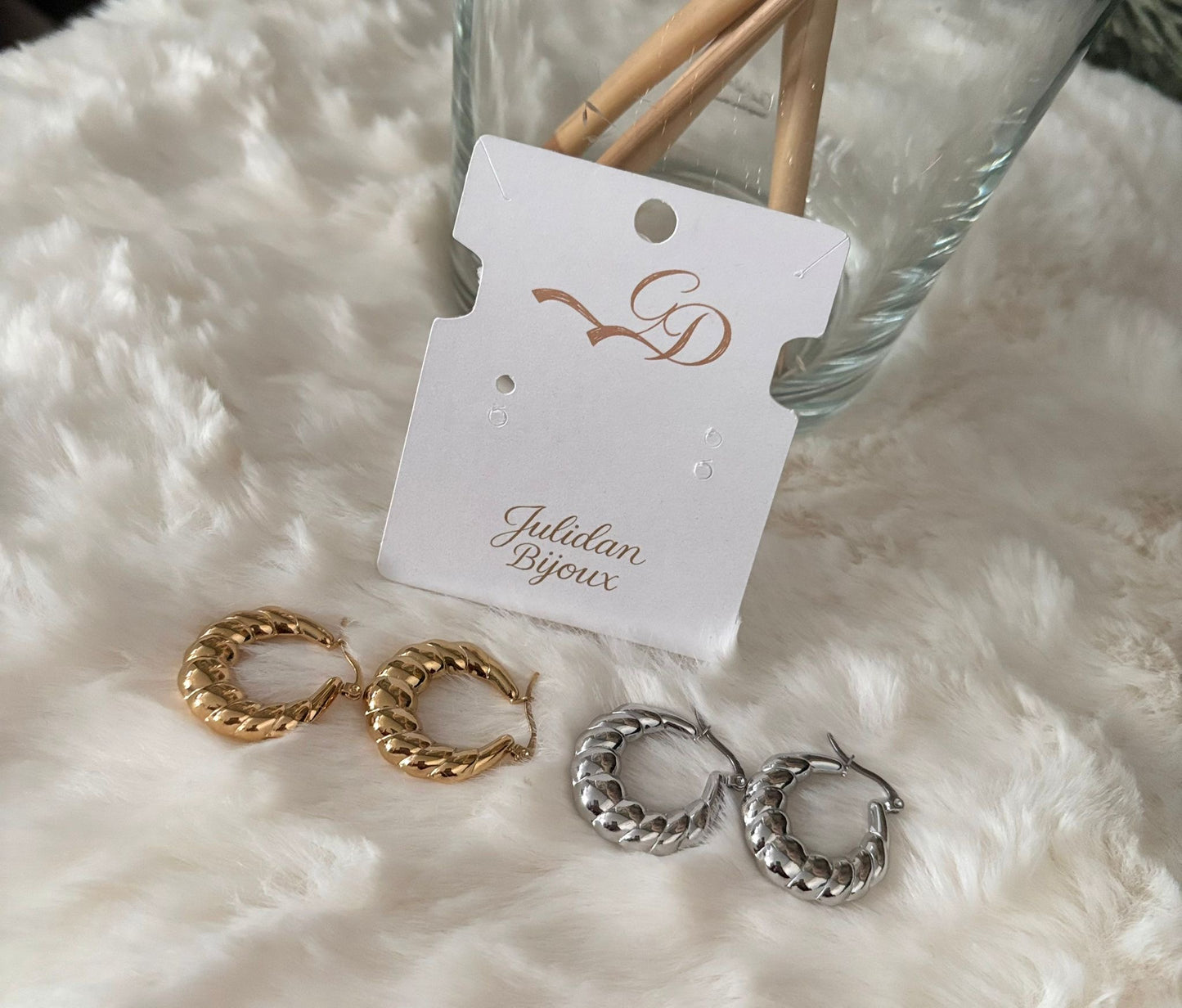 Orecchini a cerchio con design a conchiglia