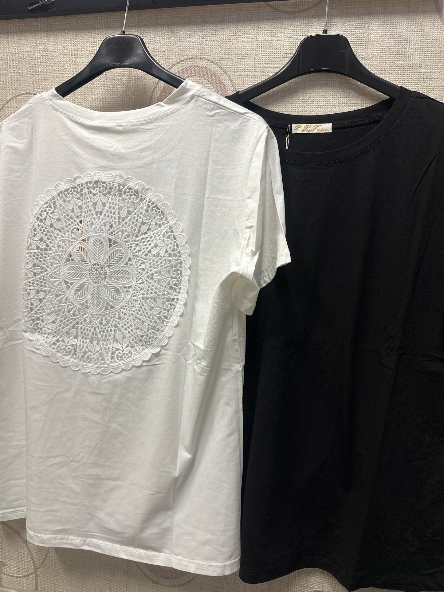 T-shirt basic con retro ricamato