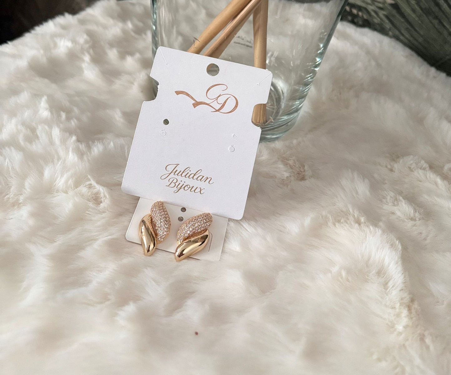 Orecchini con forma stilizzata e decorati con glitter