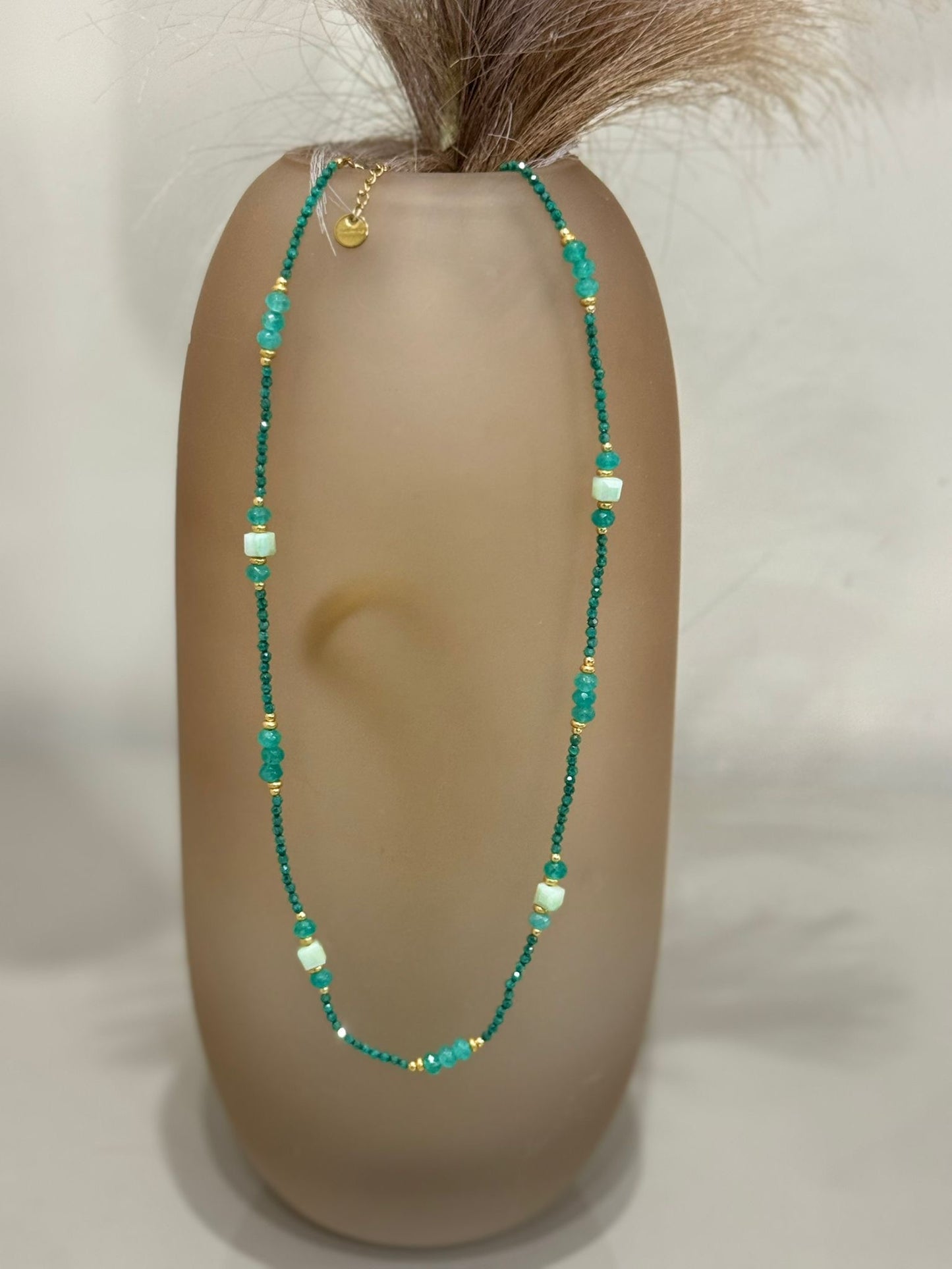 Collana artigianale composta da pietre dure,cristalli e piccole perle
