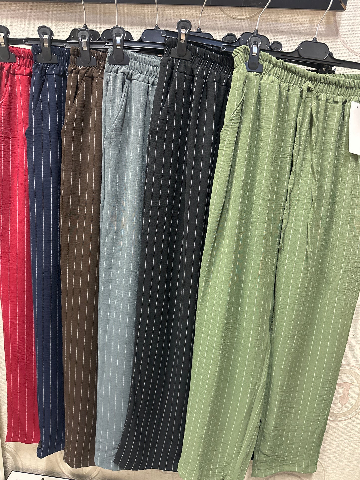 Pantalone gessato con elastico in vita