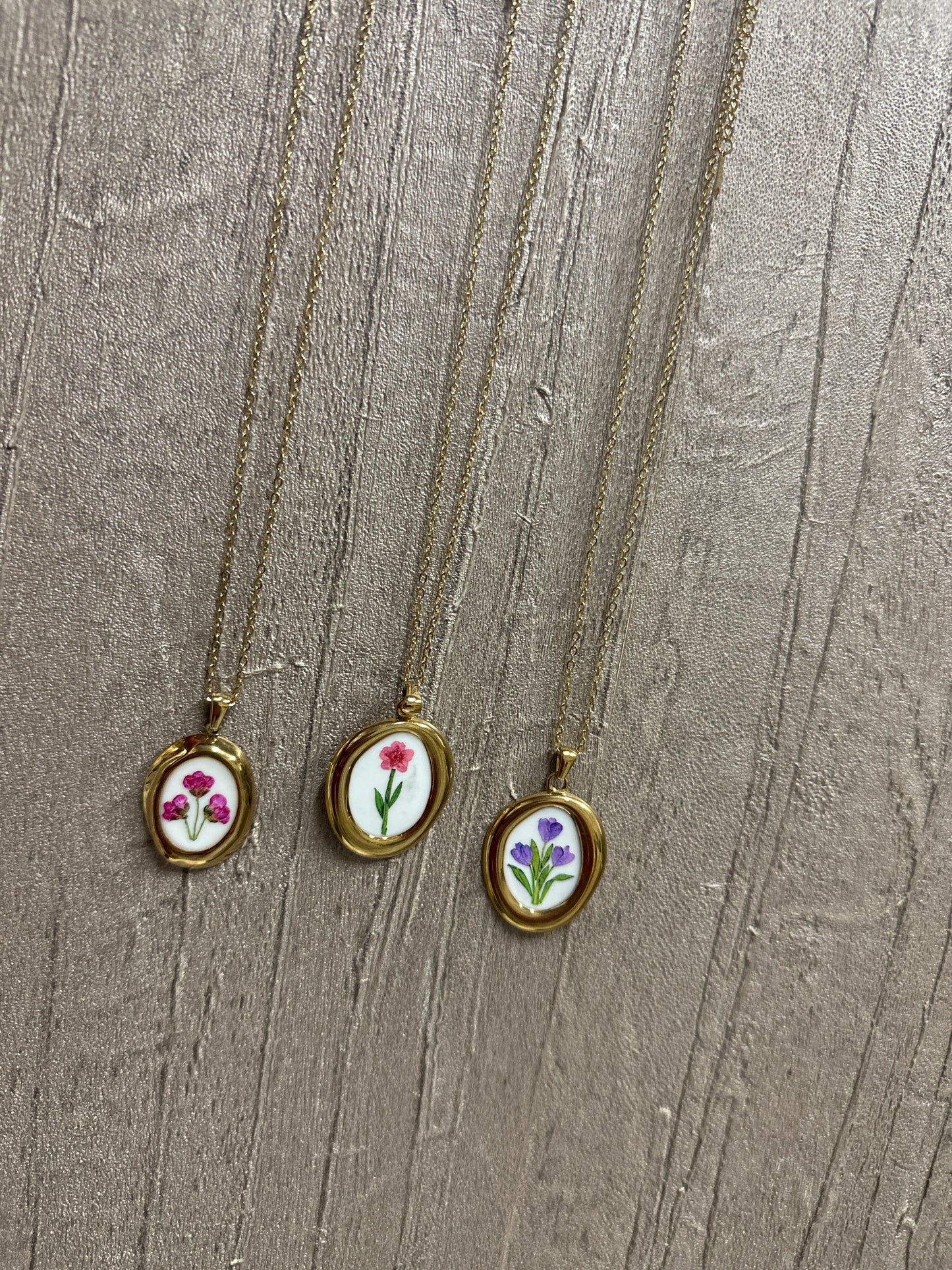 Collana simbolika base oro con pendente oro e designer con fiori