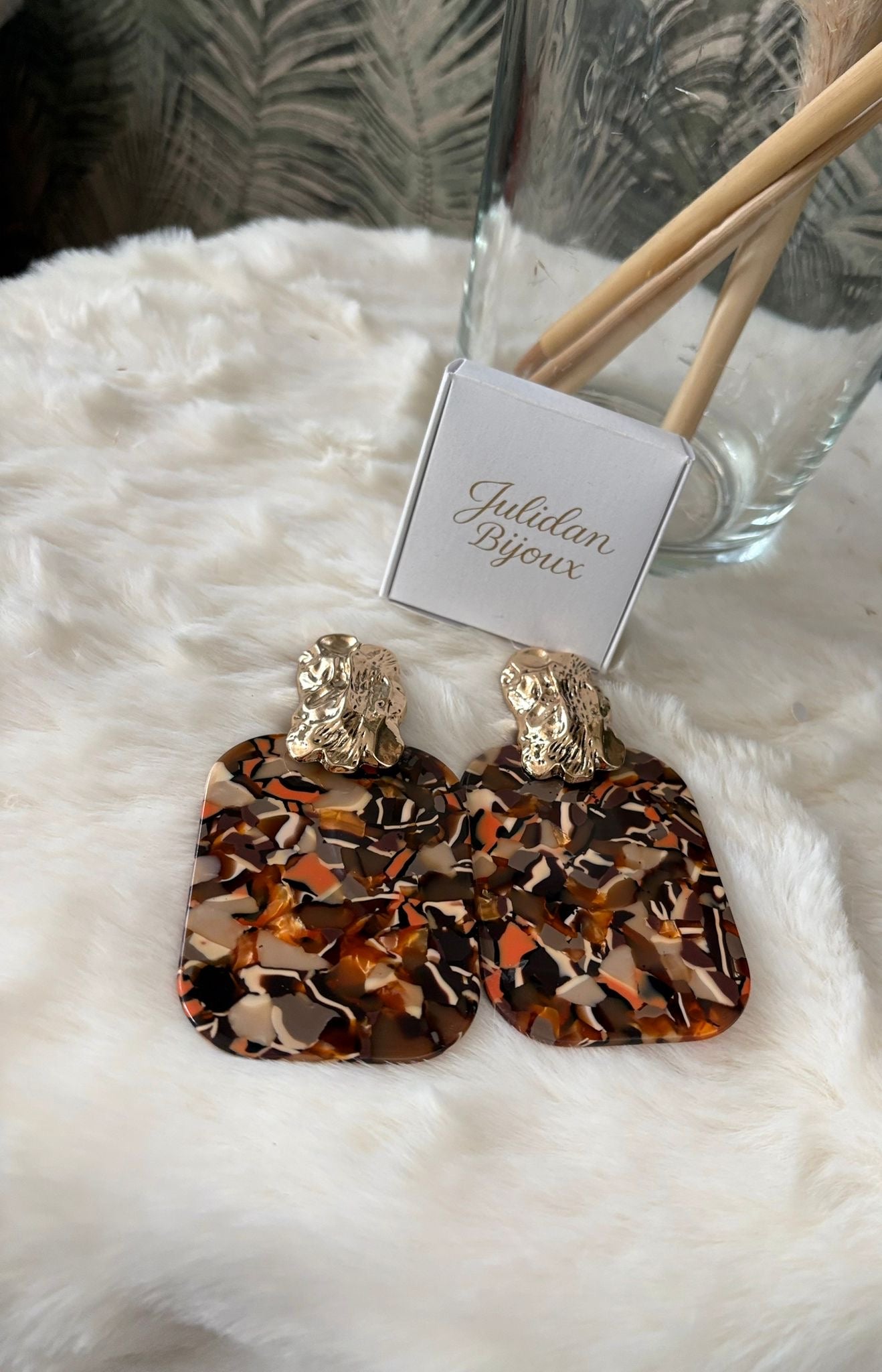 Orecchini pendenti in resina con motivo tartarugato