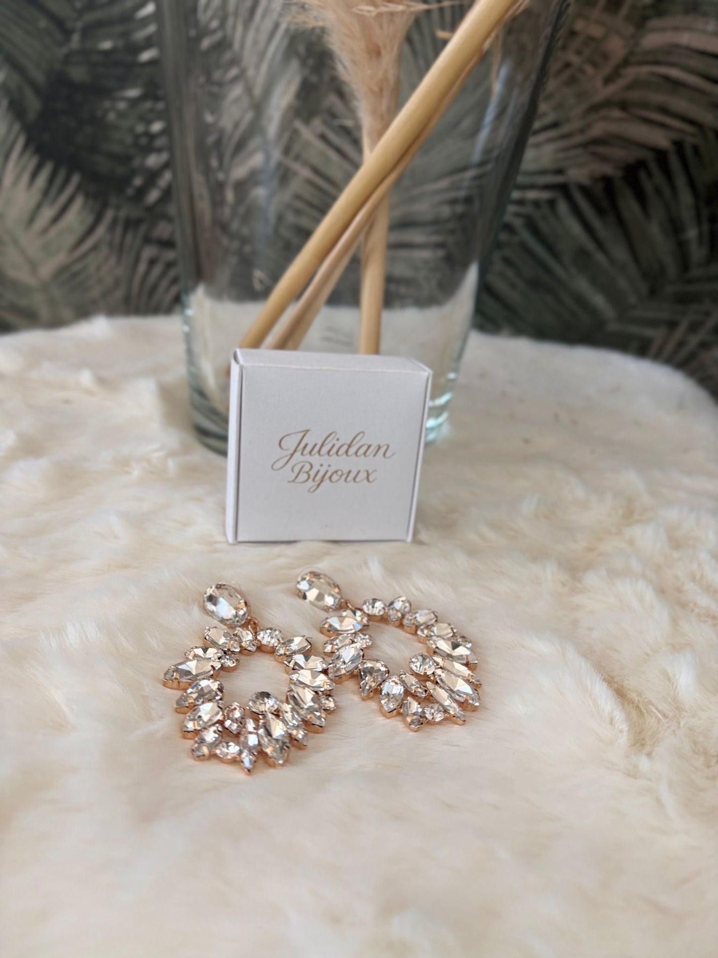 Orecchini pendenti con gemme colorate