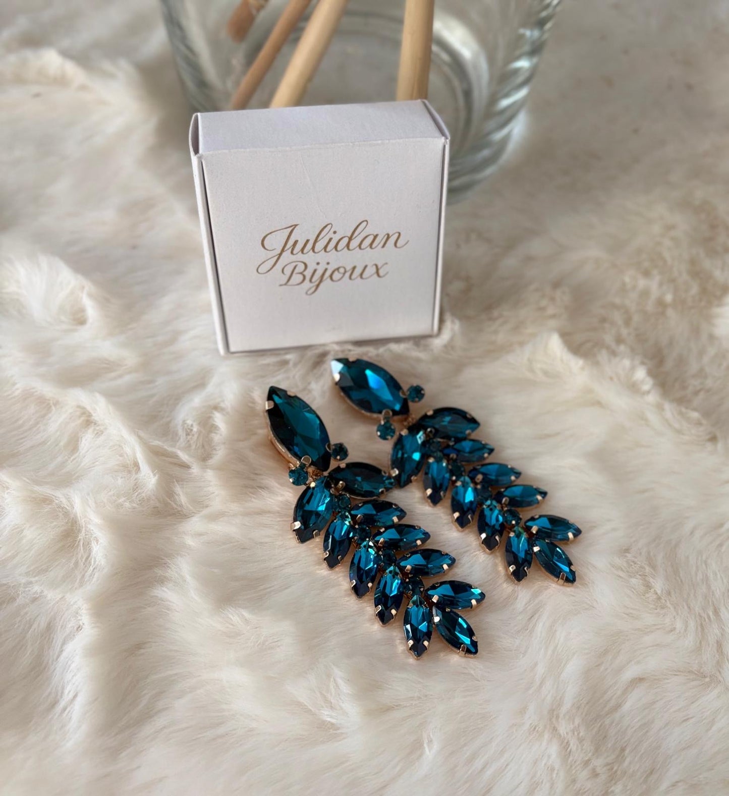 Orecchini modello clip pendenti con cristalli a forma foglia su base oro