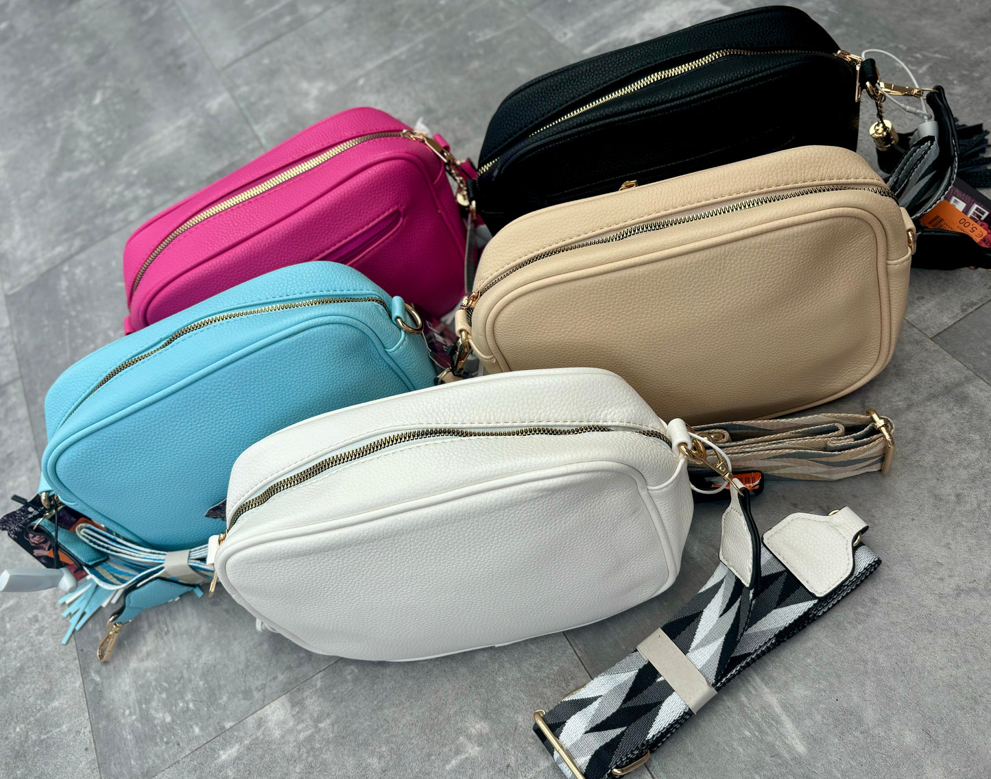 Pochette con una zip e tracolla