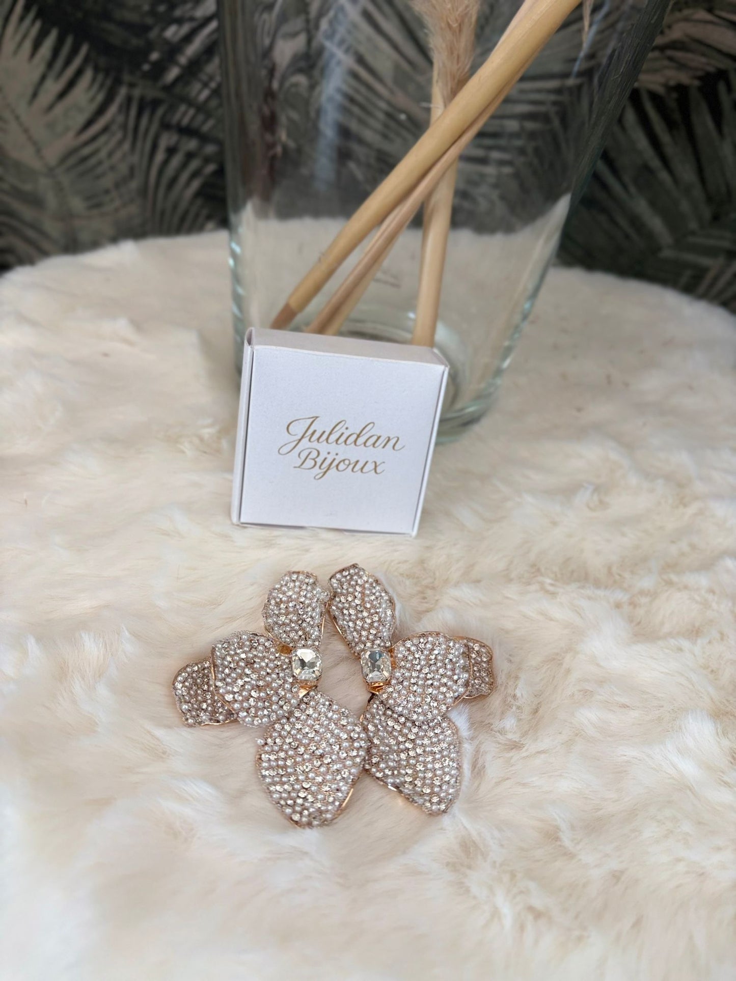 Orecchini a foglia con strass e perline su una base oro