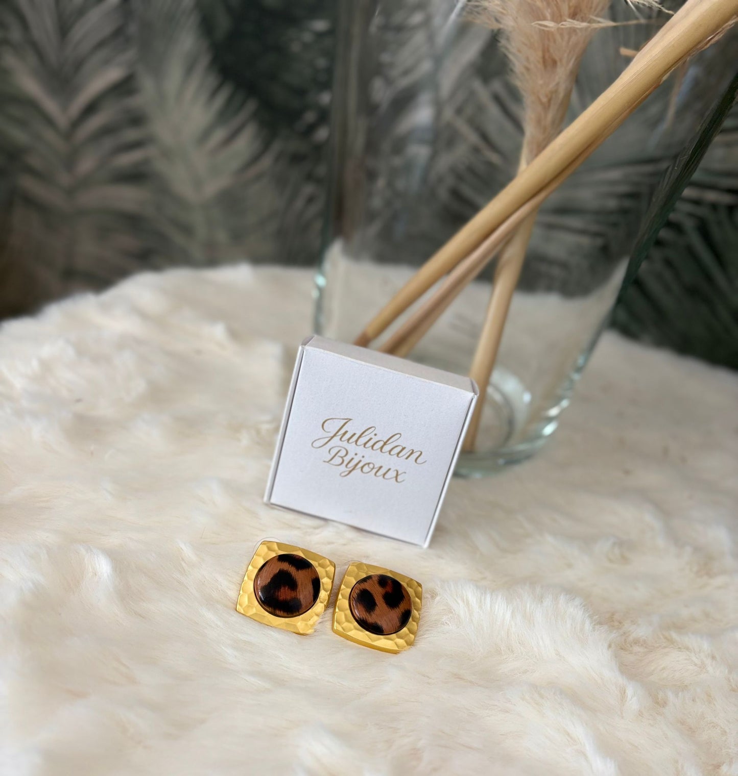 Orecchini con stampa leopardata e montatura color oro