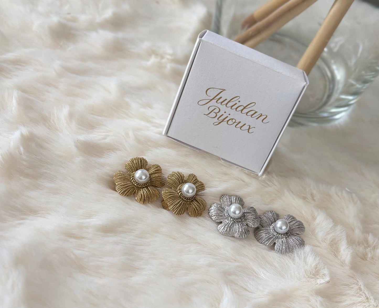 Orecchini a clips fiore con centro a perlina