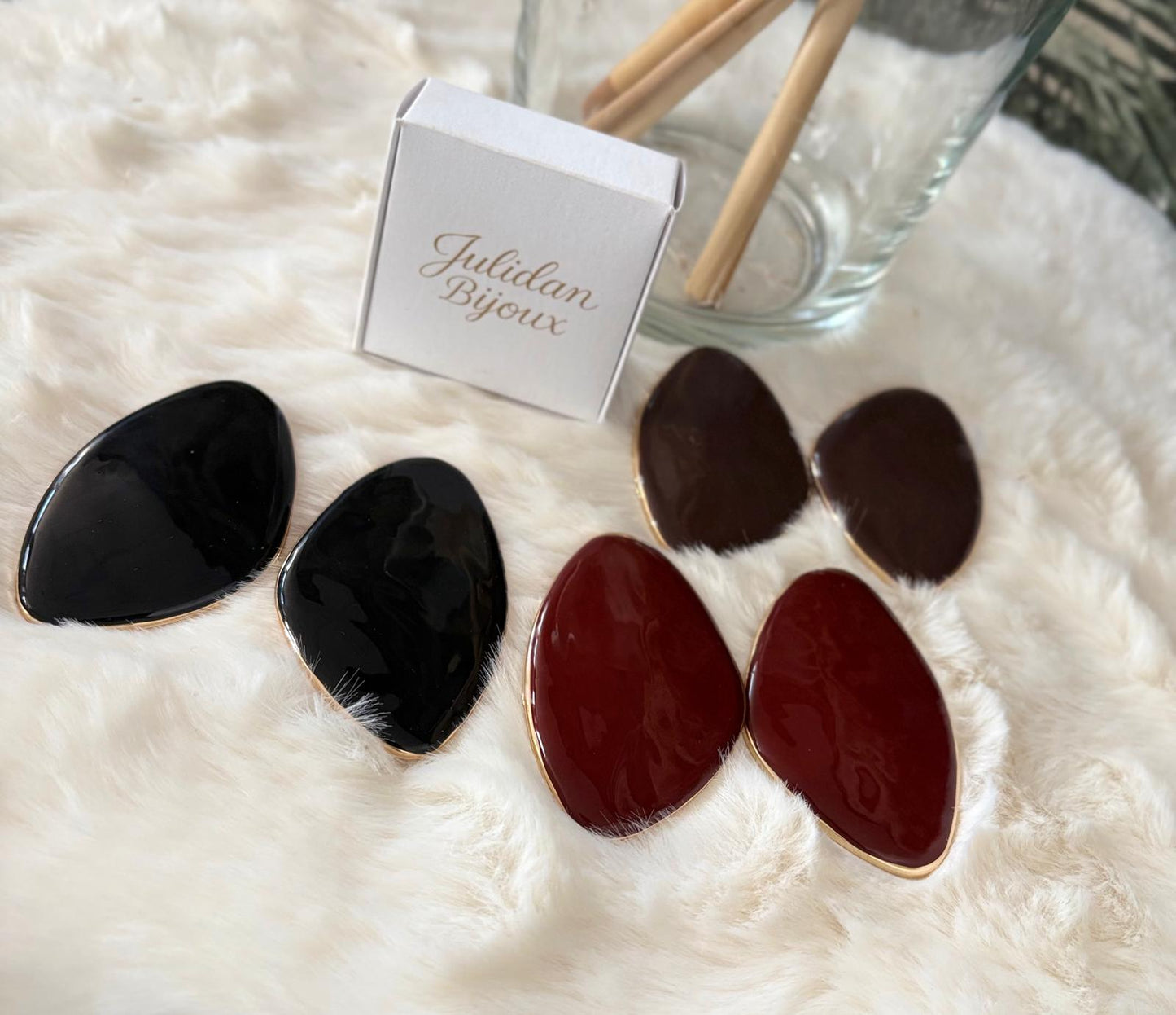 Orecchini in resina con bordo dorato