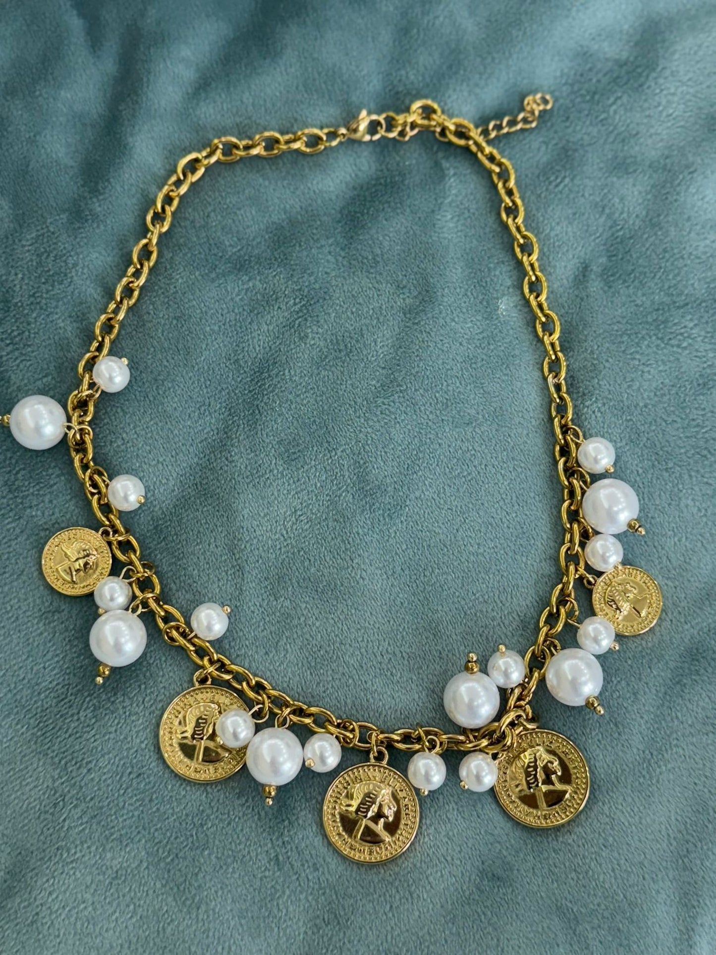 Collana stile catena color oro impreziosito da perle bianche e medaglie pendenti