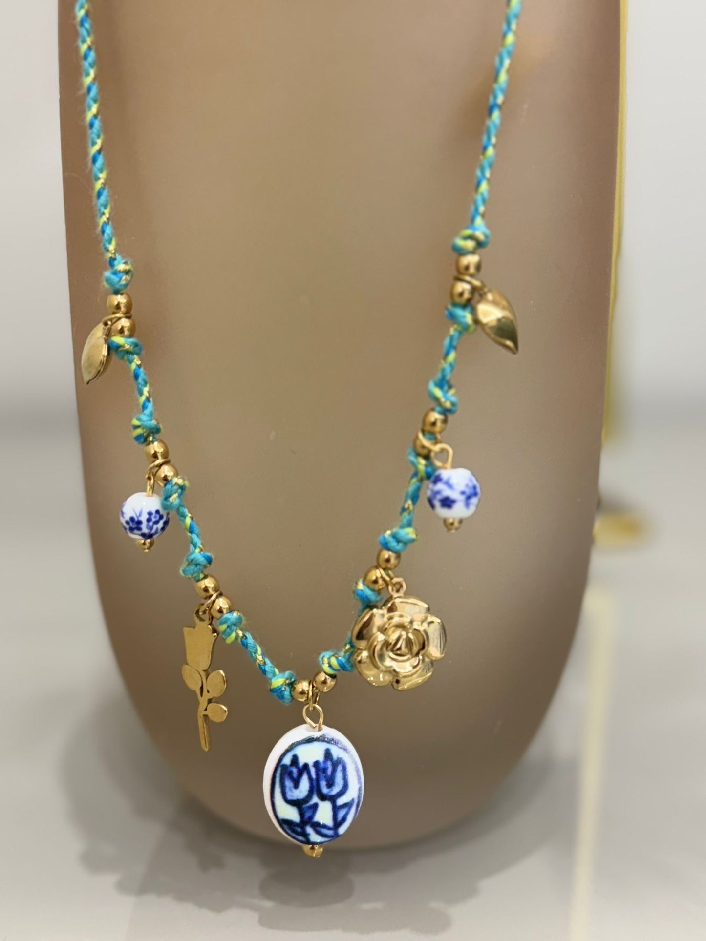 Collana Mikonos stile coquette con ciondoli in ceramica e dettagli oro