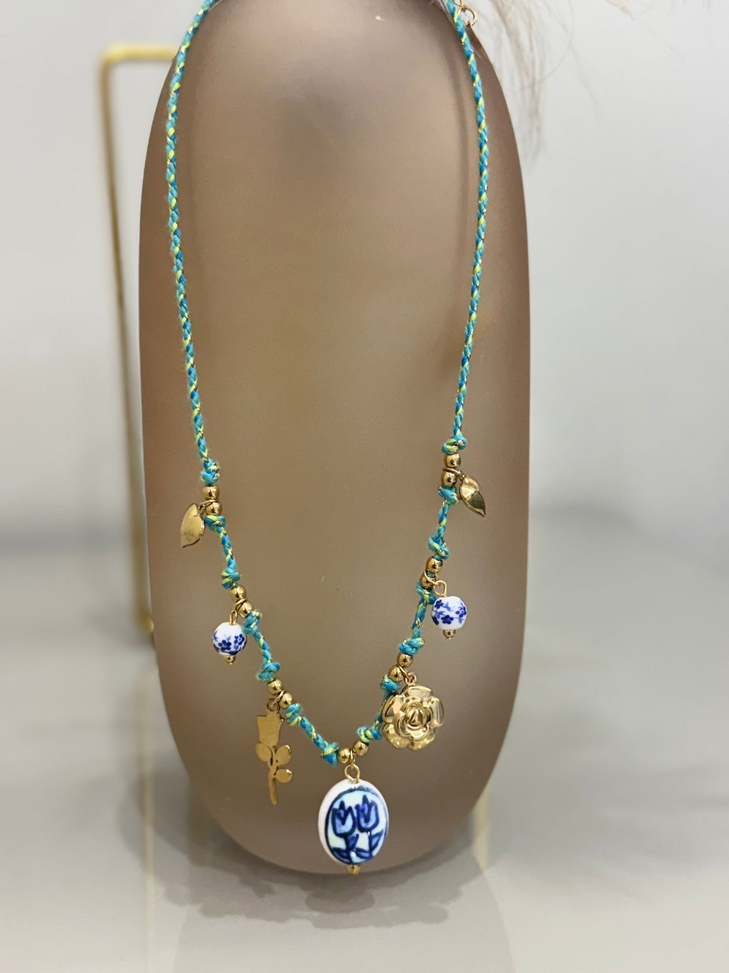Collana Mikonos stile coquette con ciondoli in ceramica e dettagli oro