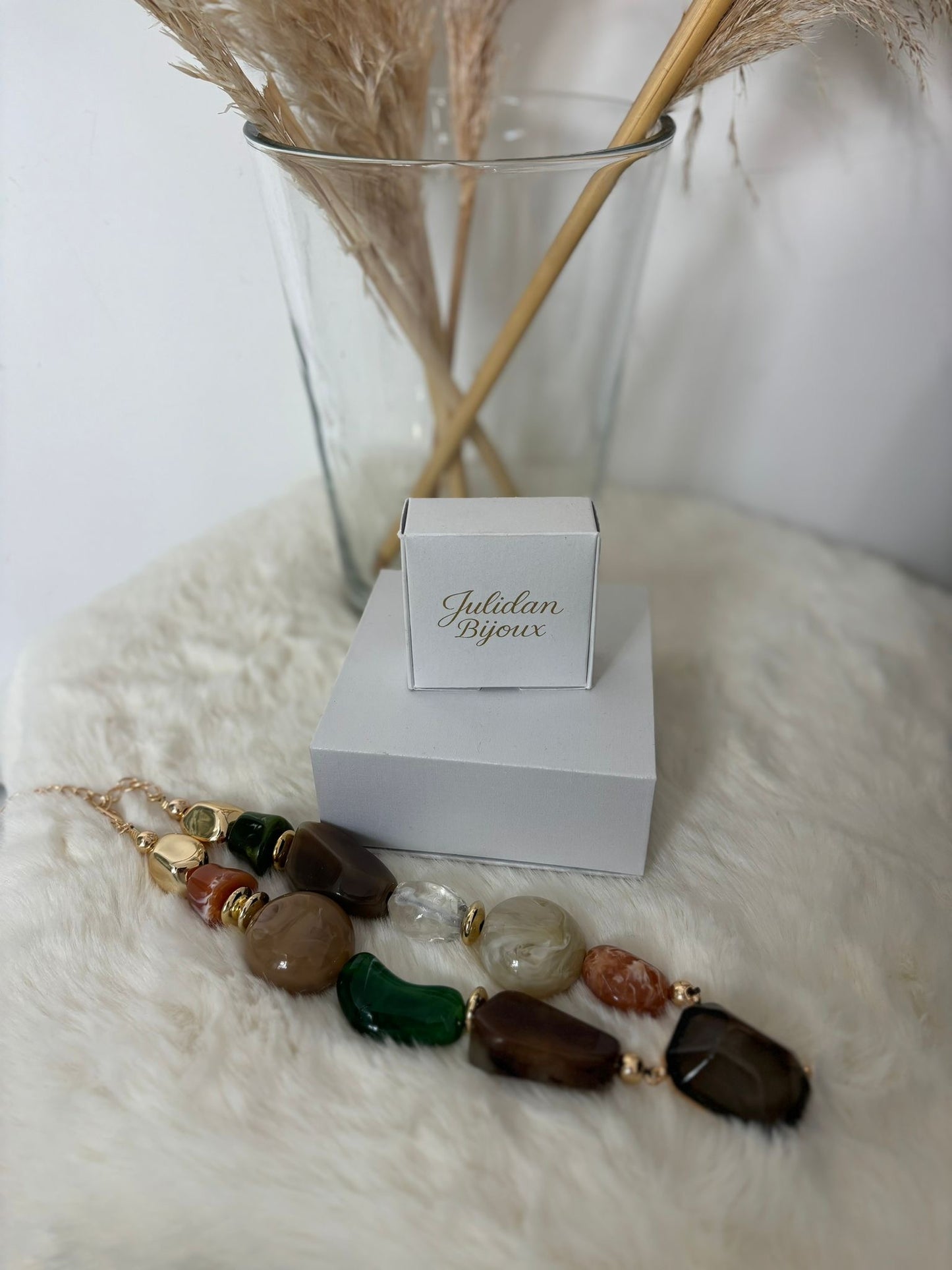 Collana con pietre colorate