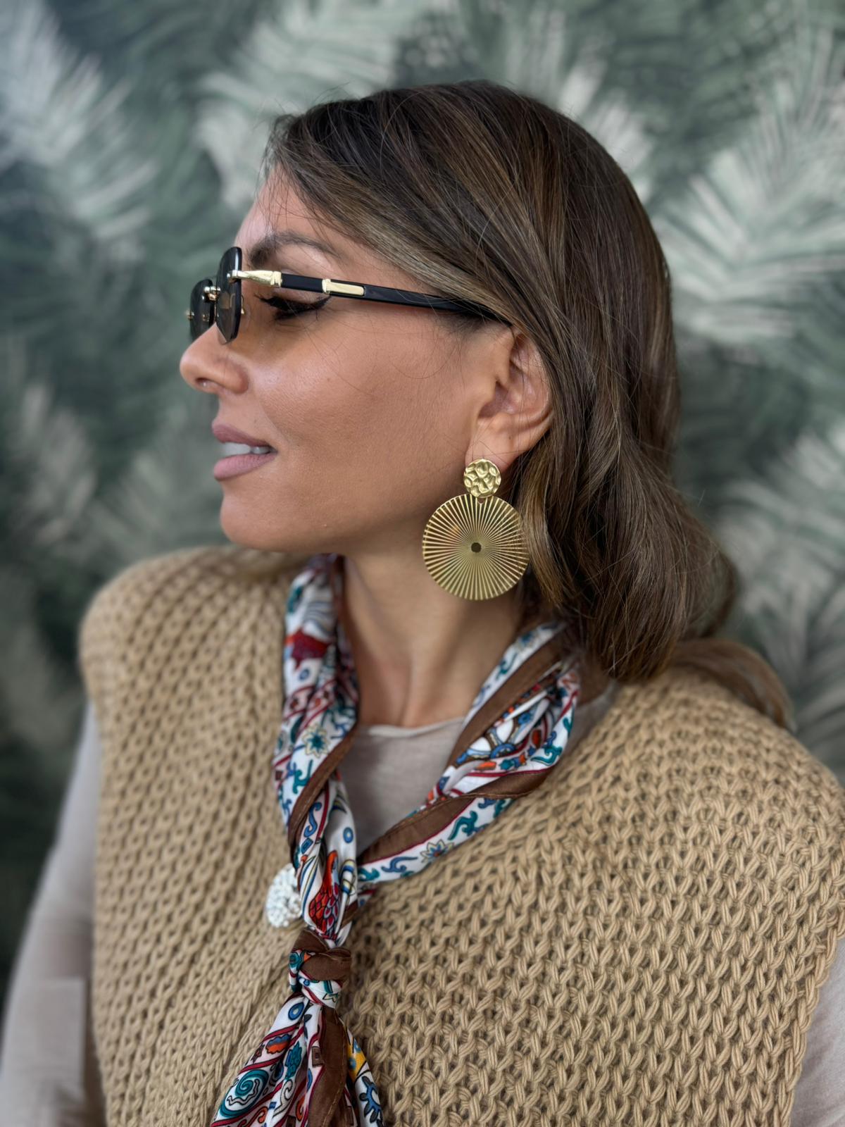 orecchino pendente con un design a cerchio e un piccolo perno superiore martellato