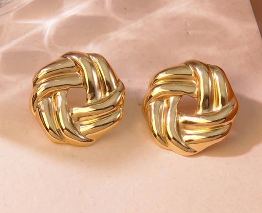 Orecchini a lobo con design nodo base oro