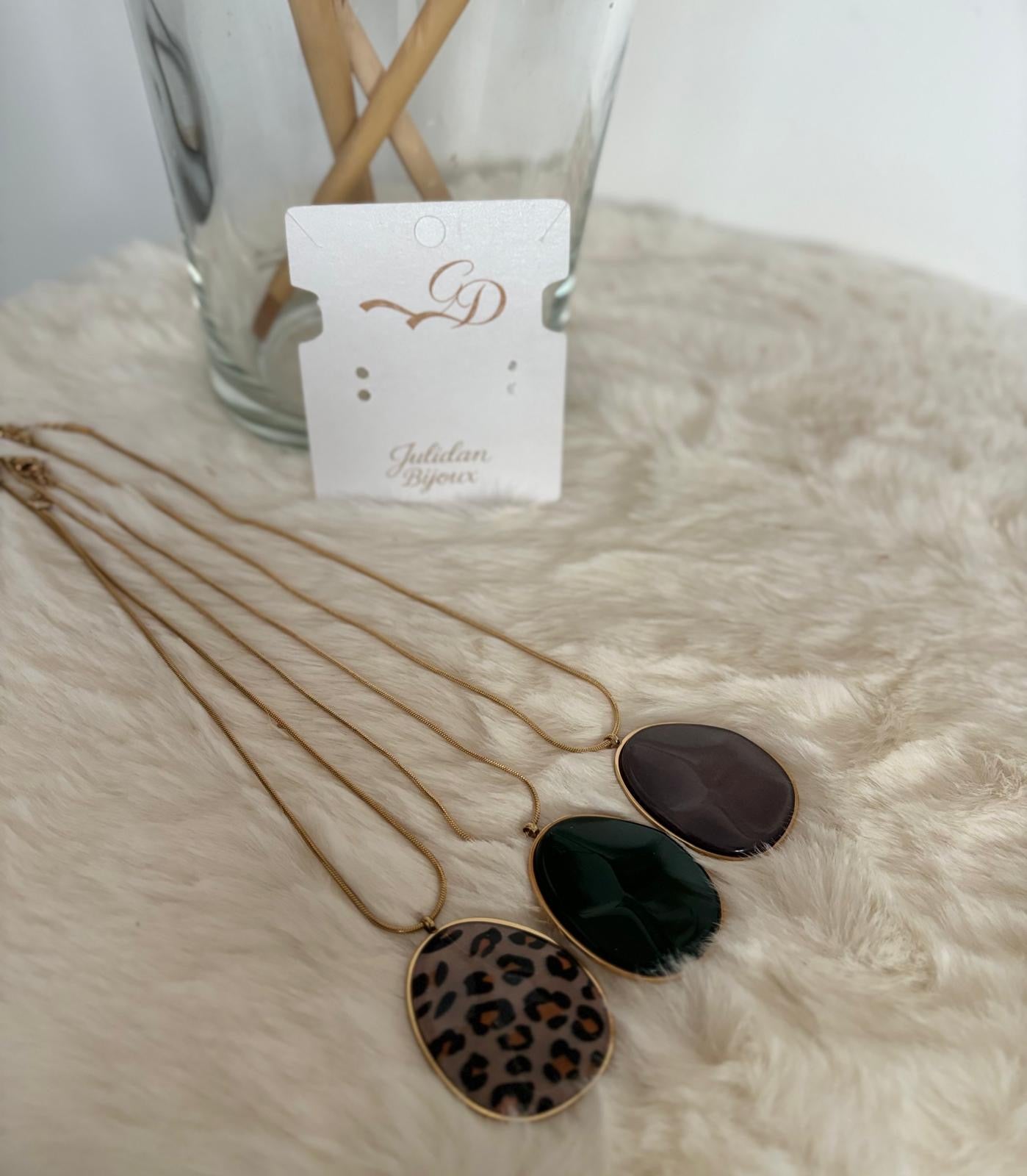 Collana con pendolo in metallo