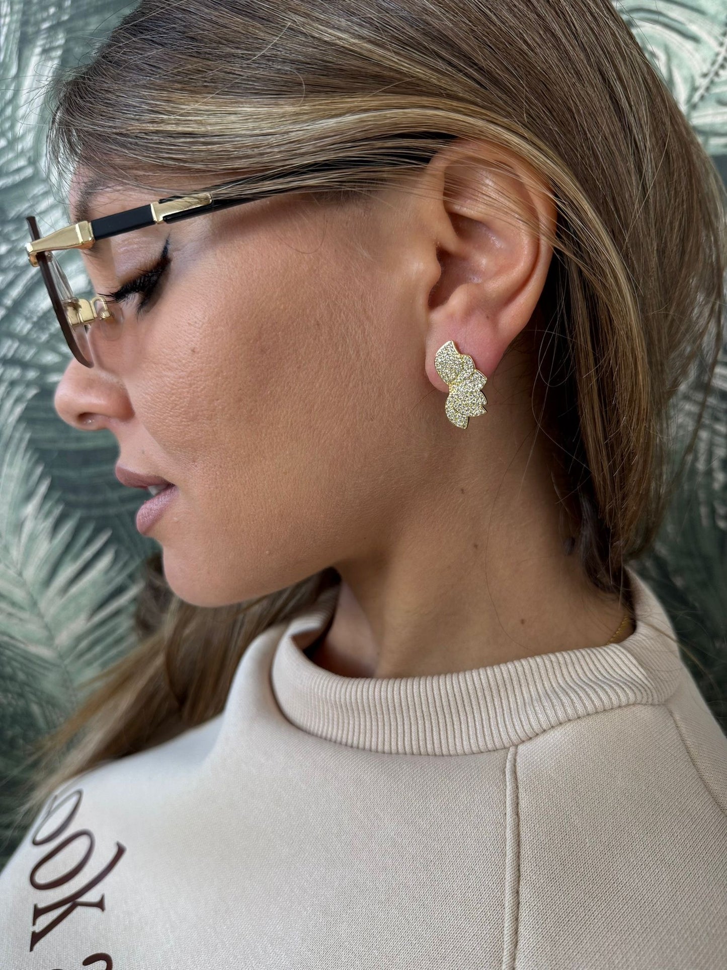 Orecchino forma foglia piccolino con strass