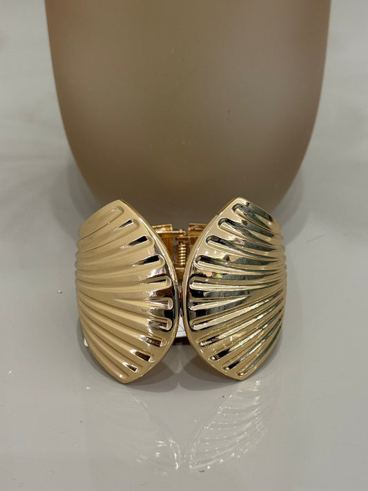 Bracciale rigido dorato forma conchiglia