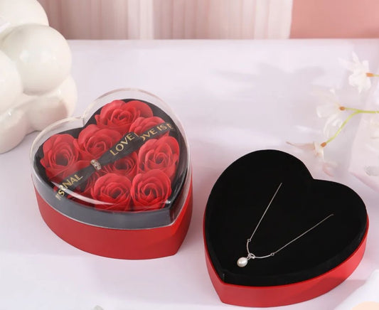 Scatola portagioie a forma di cuore con rose