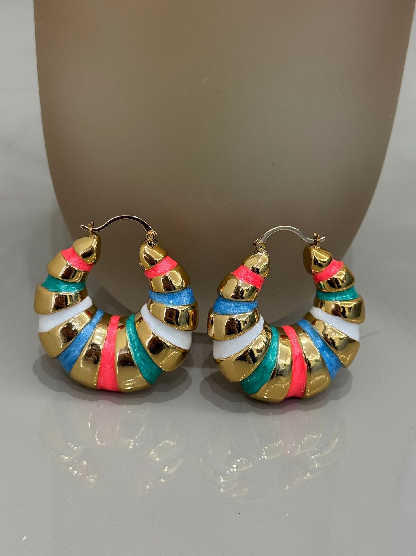 Orecchini bombati smaltati e placati in oro