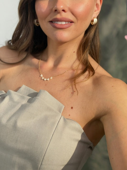 Collana con cinque cuori in pavè di diamantini base oro