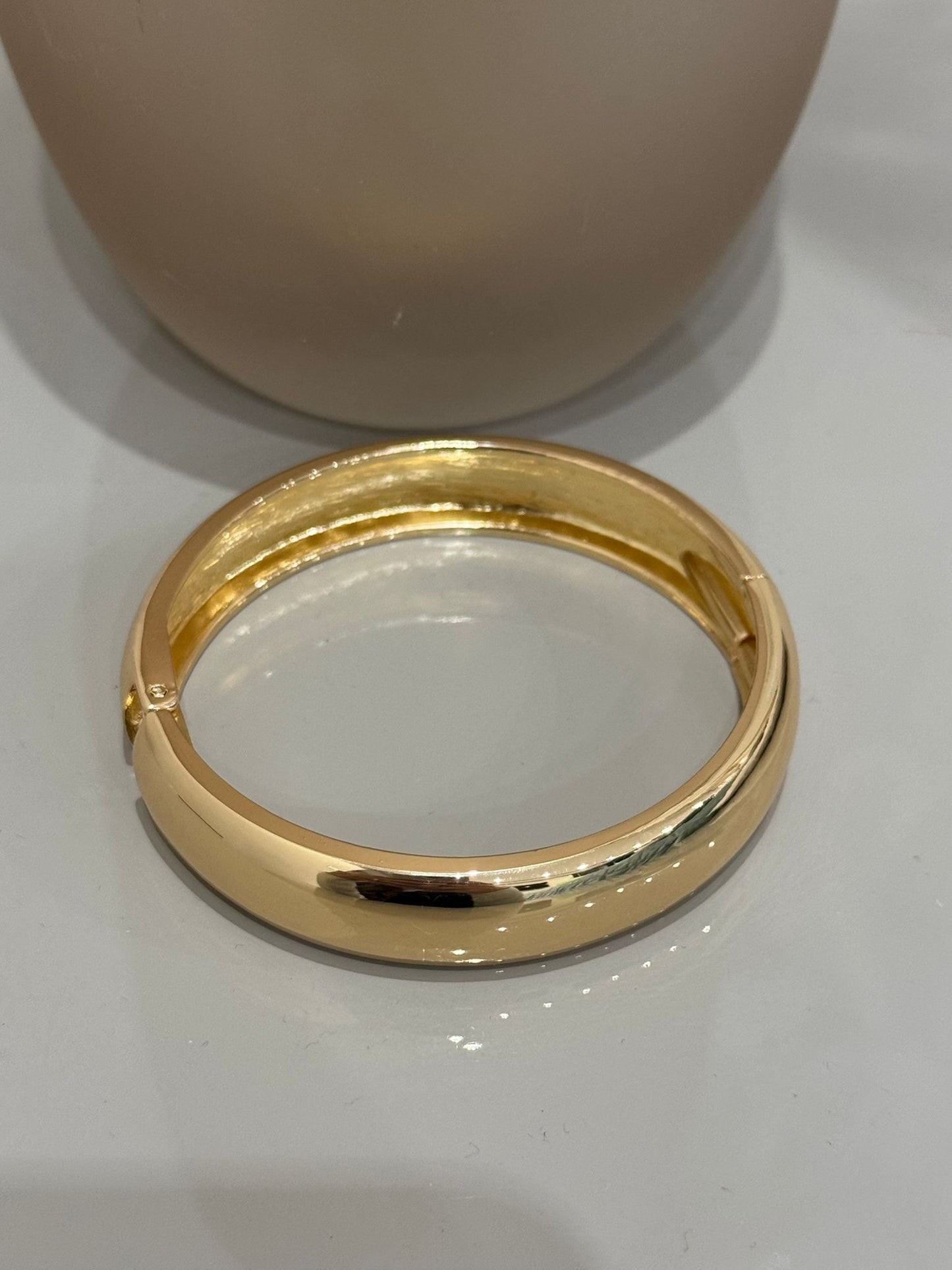 Bracciale bangle con chiusura a scatto