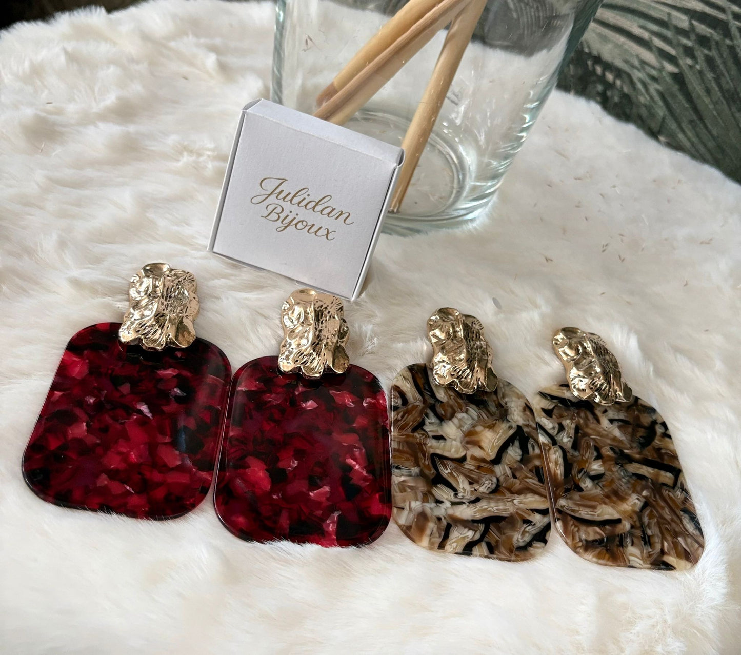 Orecchini pendenti in resina con motivo tartarugato