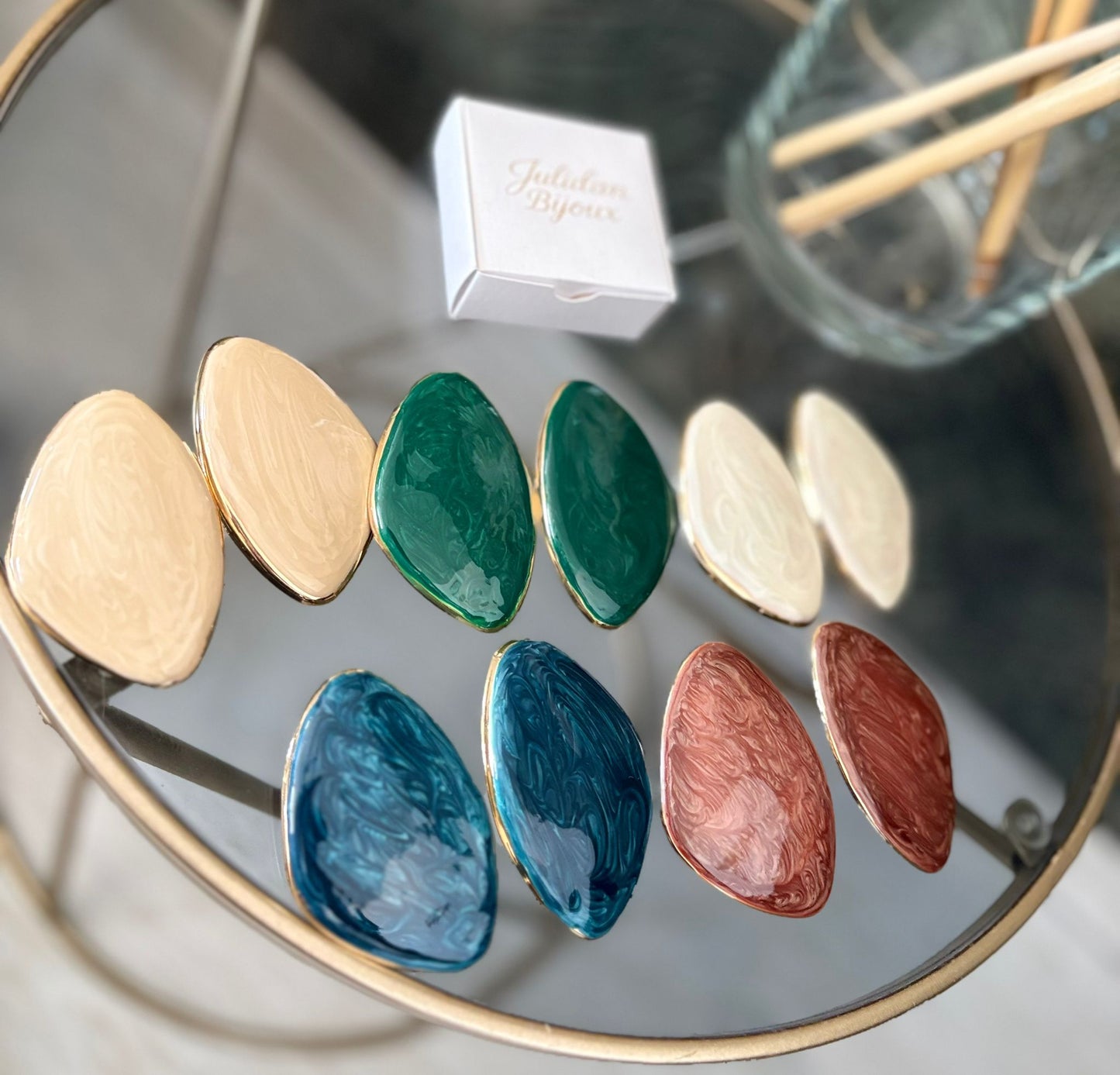 Orecchini in resina in base oro