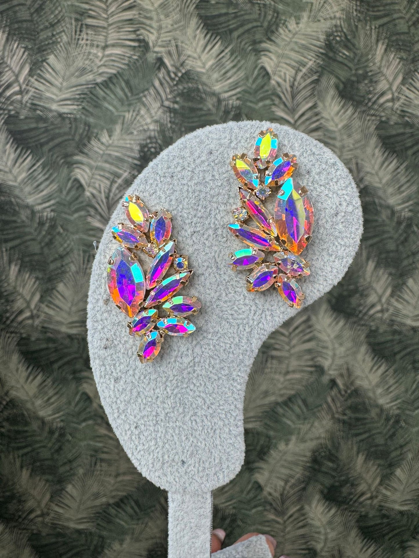 Orecchini a fiore con pietre incastonate