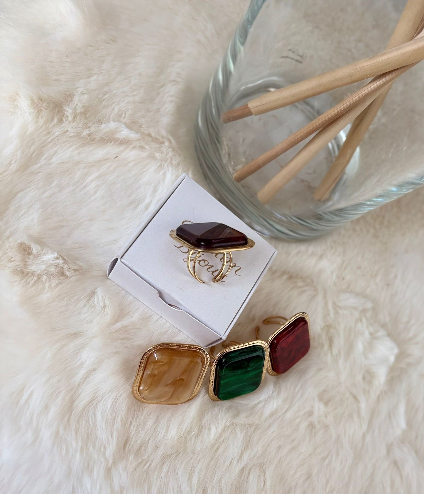 Anello con base oro con pietra centrale colorata