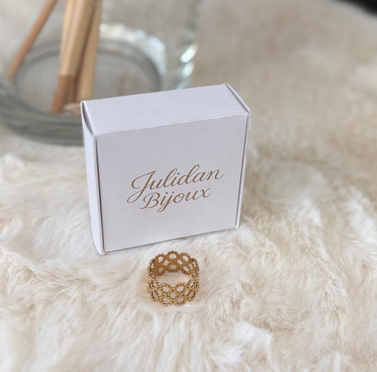 Anello con design a filigrana