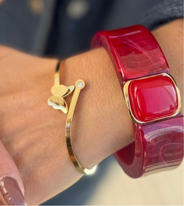 Bracciale in metallo con piccolo ornamento a forma di farfalla