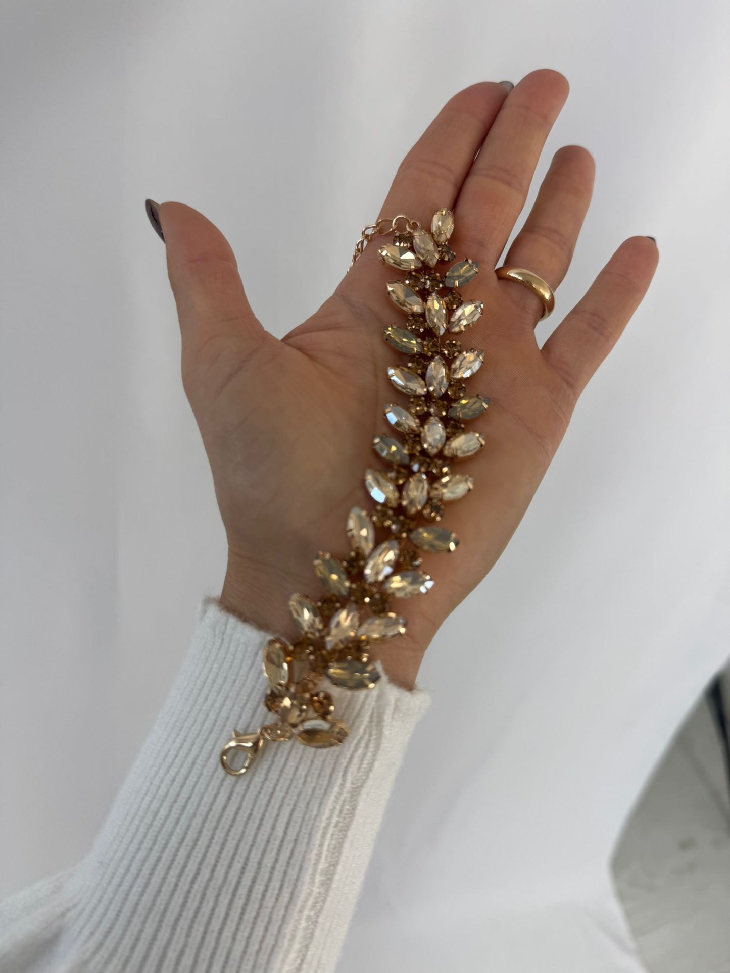 Bracciale con pietre incastonate tortora