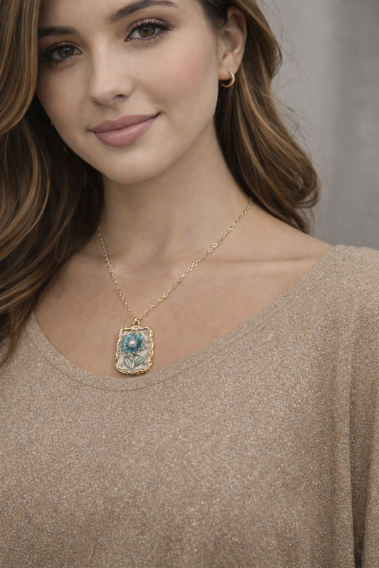 Collana con ciondolo a forma fiore smaltato