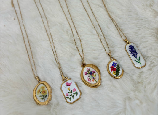 Collana simbolika base oro con pendente oro e designer con fiori