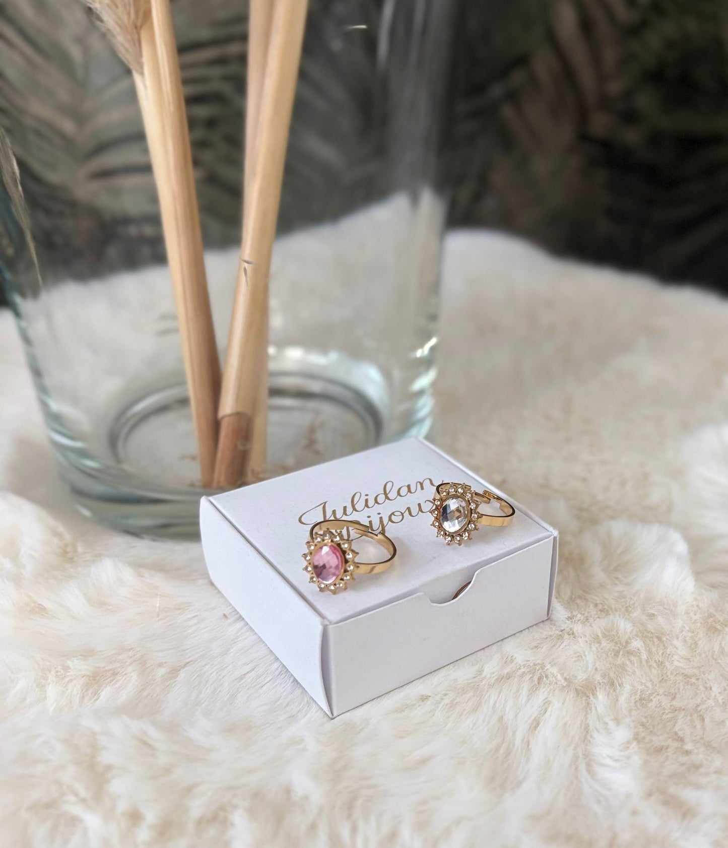 Anello con pietra ovale circondata da piccoli diamantini