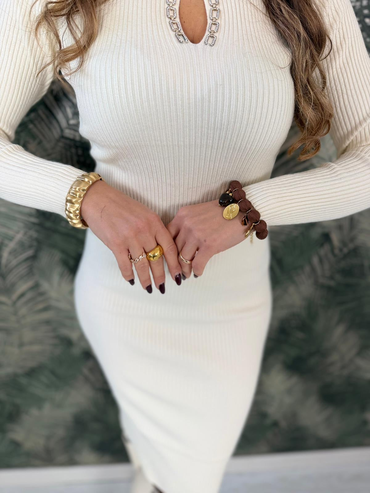 Bracciale rigido in metallo dorato con superficie testurizzata a coste