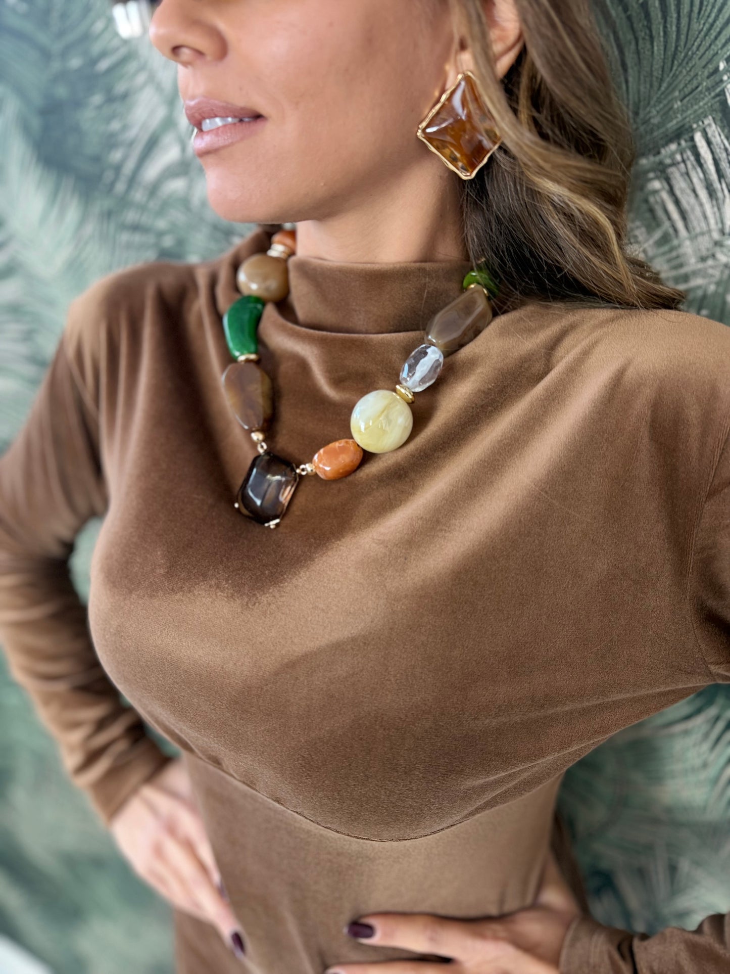 Collana con pietre colorate