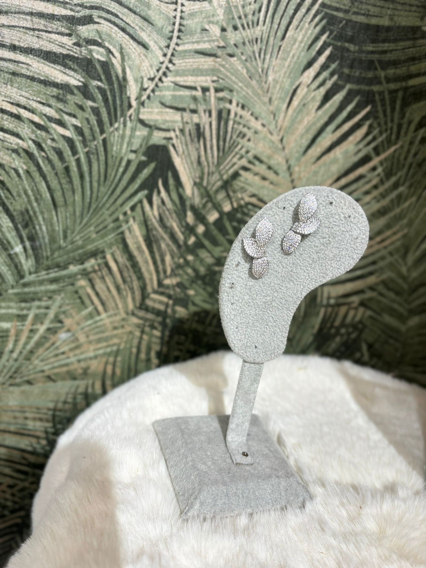 Orecchini mod.foglia piccoli con  strass base argento