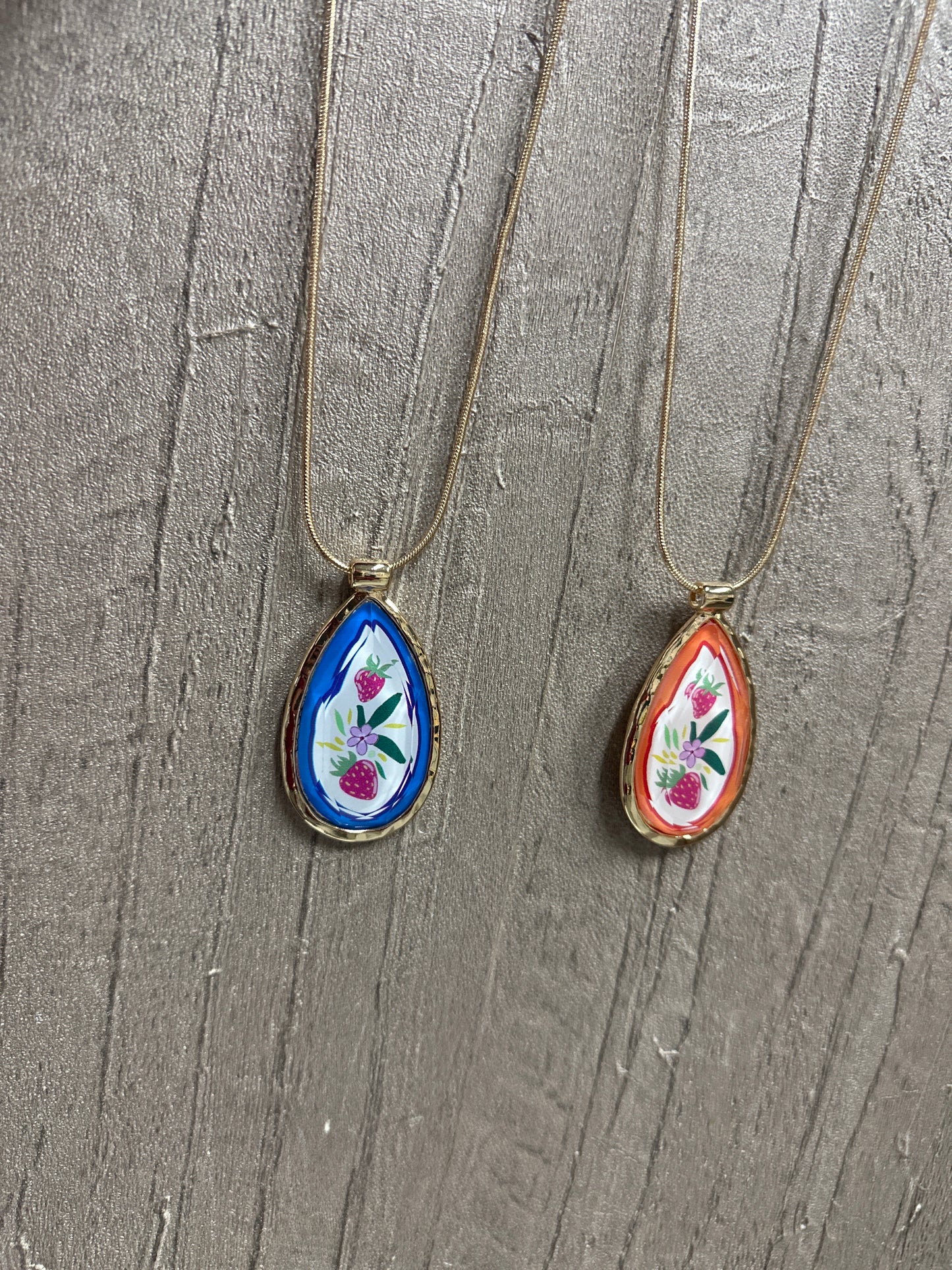 Collana con pendente goccia caretterizzato da un motivo floreale e di fragole