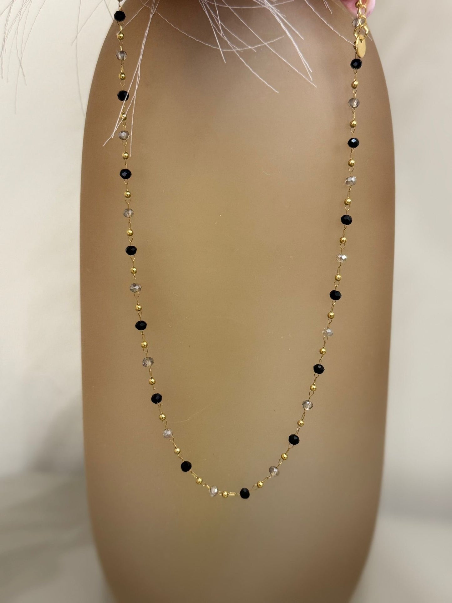 Collana dorata arricchita da piccole perline