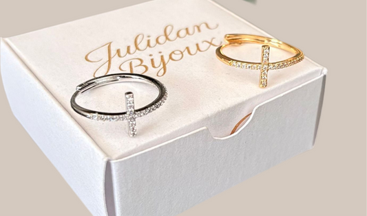 Anello con croce e strass