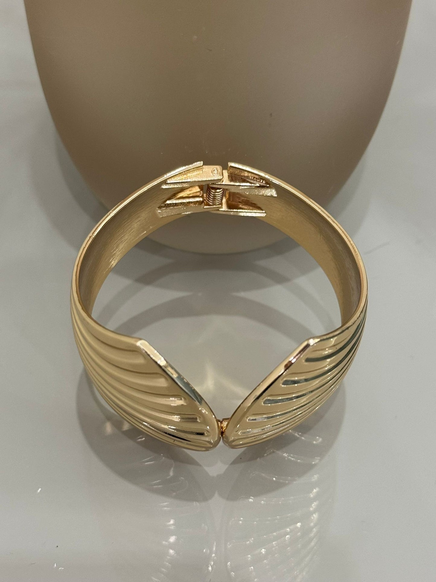 Bracciale rigido dorato forma conchiglia