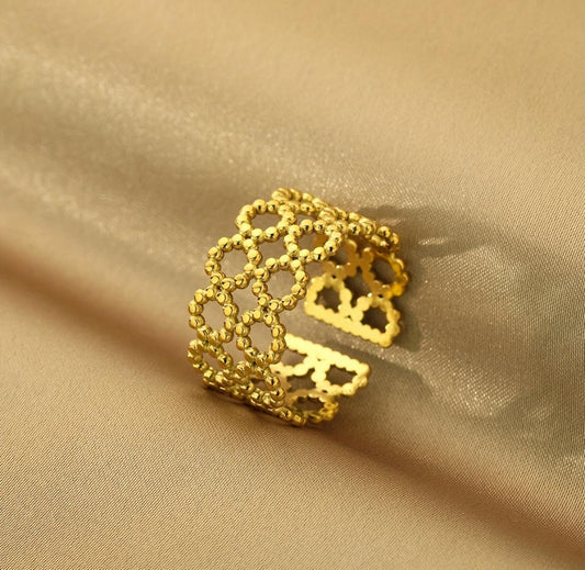 Anello con design a filigrana